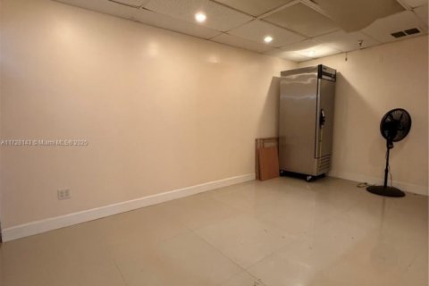 Commercial property in Miami, Florida № 1957602 - photo 3