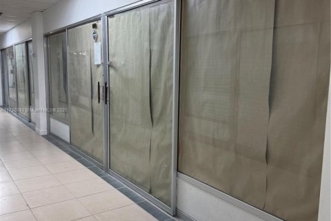 Commercial property in Miami, Florida № 1957602 - photo 4