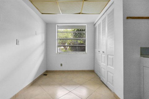 Condo in Margate, Florida, 2 bedrooms  № 2147138 - photo 10