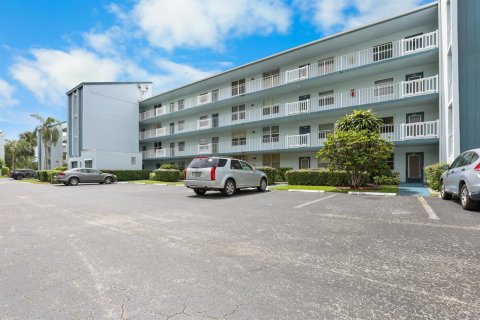 Condo in Margate, Florida, 2 bedrooms  № 2147138 - photo 12