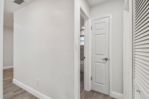 House in Saint Petersburg, Florida 3 bedrooms, 96.53 sq.m. № 1201464 - photo 15