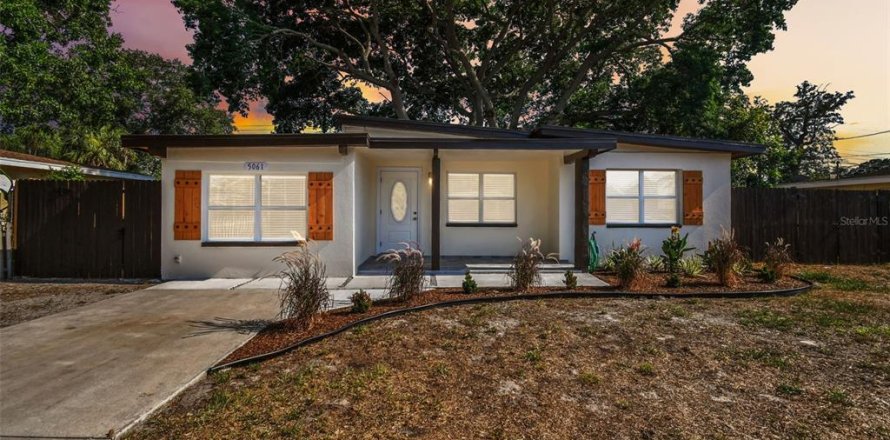 House in Saint Petersburg, Florida 3 bedrooms, 96.53 sq.m. № 1201464
