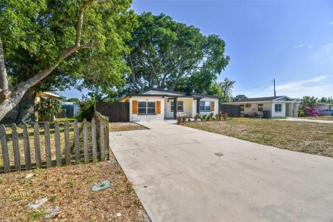 House in Saint Petersburg, Florida 3 bedrooms, 96.53 sq.m. № 1201464 - photo 2