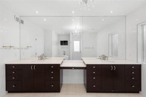 Купить виллу или дом в Майами, Флорида 5 спален, 453.46м2, № 2026611 - фото 13