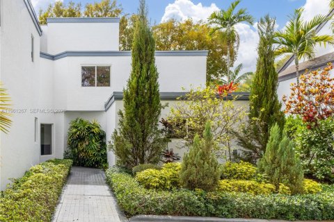 Дом в Майами, Флорида 5 спален, 453.46м2 № 2026611