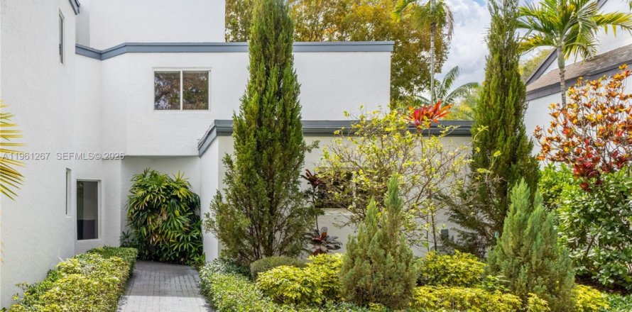 Дом в Майами, Флорида 5 спален, 453.46м2 № 2026611