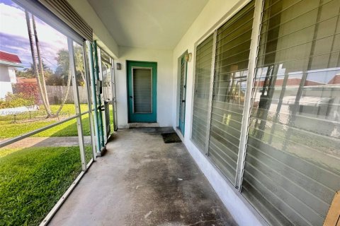 House in Hollywood, Florida 2 bedrooms, 98.2 sq.m. № 2071891 - photo 19