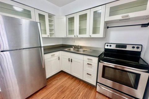 House in Hollywood, Florida 2 bedrooms, 98.2 sq.m. № 2071891 - photo 2