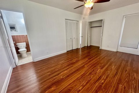 House in Hollywood, Florida 2 bedrooms, 98.2 sq.m. № 2071891 - photo 13