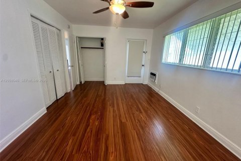 House in Hollywood, Florida 2 bedrooms, 98.2 sq.m. № 2071891 - photo 12