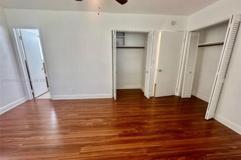 House in Hollywood, Florida 2 bedrooms, 98.2 sq.m. № 2071891 - photo 16