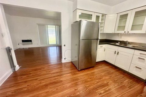 House in Hollywood, Florida 2 bedrooms, 98.2 sq.m. № 2071891 - photo 4