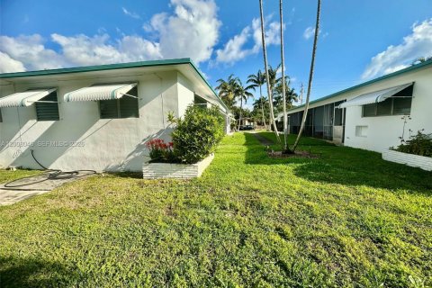 House in Hollywood, Florida 2 bedrooms, 98.2 sq.m. № 2071891 - photo 22