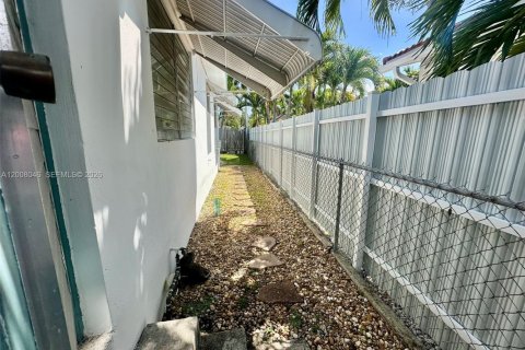 House in Hollywood, Florida 2 bedrooms, 98.2 sq.m. № 2071891 - photo 17