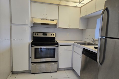 Condominio en venta en Lauderhill, Florida, 1 dormitorio № 1696661 - foto 18
