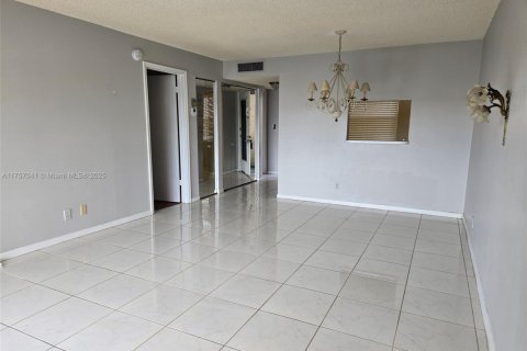 Condominio en venta en Lauderhill, Florida, 1 dormitorio № 1696661 - foto 14