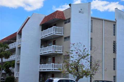 Condominio en venta en Lauderhill, Florida, 1 dormitorio № 1696661 - foto 1