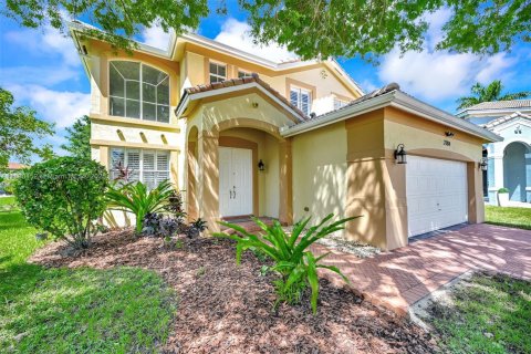House in Miramar, Florida 4 bedrooms, 207.36 sq.m. № 1931328 - photo 1