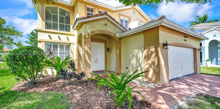 House in Miramar, Florida 4 bedrooms, 207.36 sq.m. № 1931328