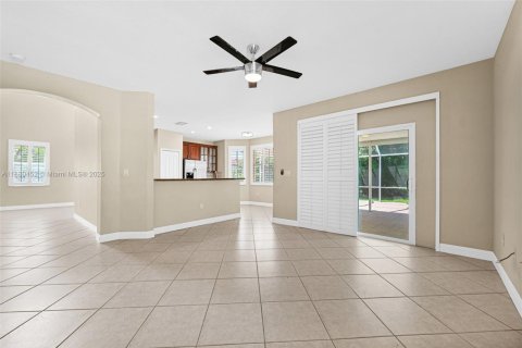 House in Miramar, Florida 4 bedrooms, 207.36 sq.m. № 1931328 - photo 10