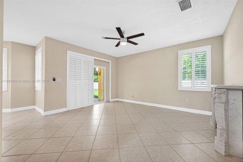 House in Miramar, Florida 4 bedrooms, 207.36 sq.m. № 1931328 - photo 9