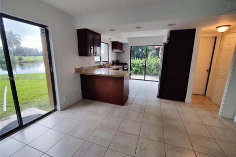 Townhouse in Plantation, Florida 3 bedrooms, 139.35 sq.m. № 2008148