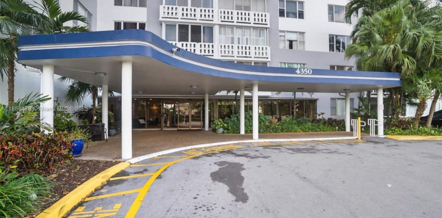 Condominio en Hollywood, Florida, 2 dormitorios № 1890109