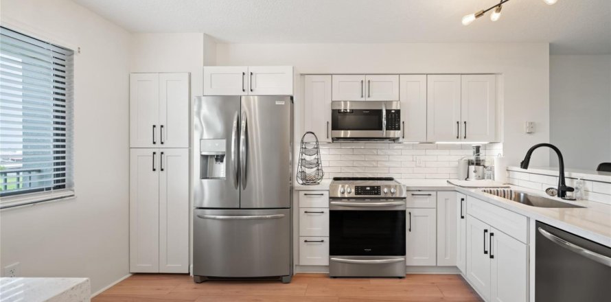 Condo in Pompano Beach, Florida, 2 bedrooms № 2268122