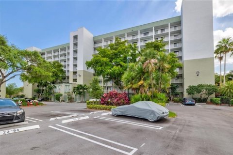 Condo in Pompano Beach, Florida, 2 bedrooms № 2268122 - photo 2