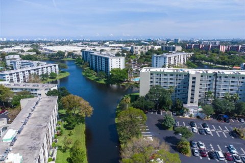 Condo in Pompano Beach, Florida, 2 bedrooms № 2268122 - photo 25