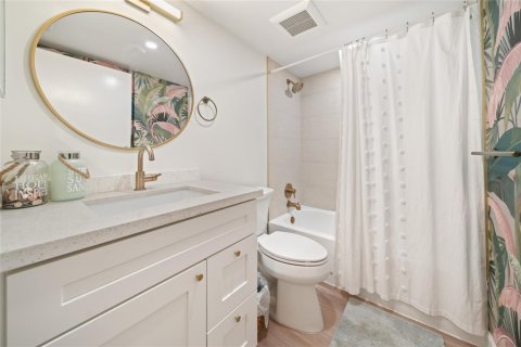 Condo in Pompano Beach, Florida, 2 bedrooms № 2268122 - photo 17