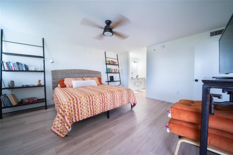 Condo in Pompano Beach, Florida, 2 bedrooms № 2268122 - photo 9