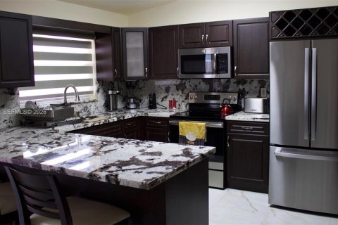 Снять в аренду виллу или дом в Майами, Флорида 3 спальни, 126.16м2, № 2003666 - фото 11