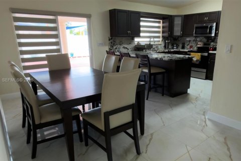 Снять в аренду виллу или дом в Майами, Флорида 3 спальни, 126.16м2, № 2003666 - фото 10