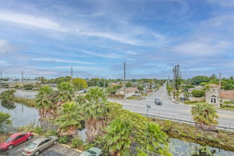 Condominio en venta en Hialeah, Florida, 1 dormitorio, 66.24 m2 № 2002448 - foto 21