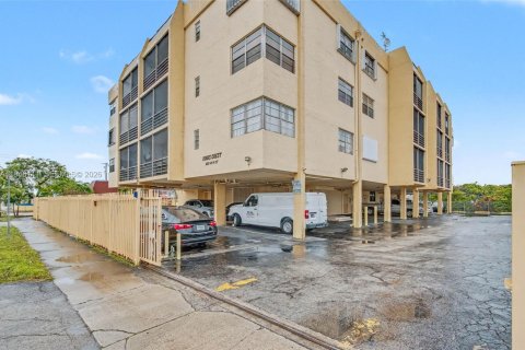 Condominio en venta en Hialeah, Florida, 1 dormitorio, 66.24 m2 № 2002448 - foto 19