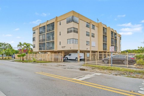 Condominio en Hialeah, Florida, 1 dormitorio  № 2002448