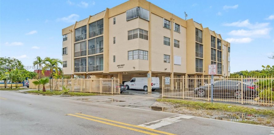 Condominio en Hialeah, Florida, 1 dormitorio  № 2002448