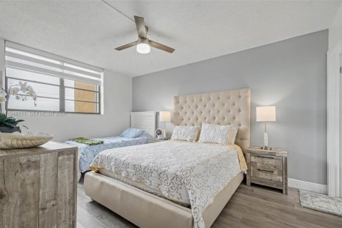 Condominio en venta en Hialeah, Florida, 1 dormitorio, 66.24 m2 № 2002448 - foto 11