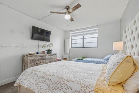 Condominio en venta en Hialeah, Florida, 1 dormitorio, 66.24 m2 № 2002448 - foto 13