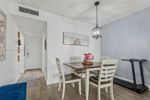Condominio en venta en Hialeah, Florida, 1 dormitorio, 66.24 m2 № 2002448 - foto 8