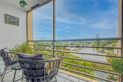 Condominio en venta en Hialeah, Florida, 1 dormitorio, 66.24 m2 № 2002448 - foto 16