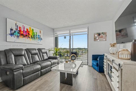 Condominio en venta en Hialeah, Florida, 1 dormitorio, 66.24 m2 № 2002448 - foto 6