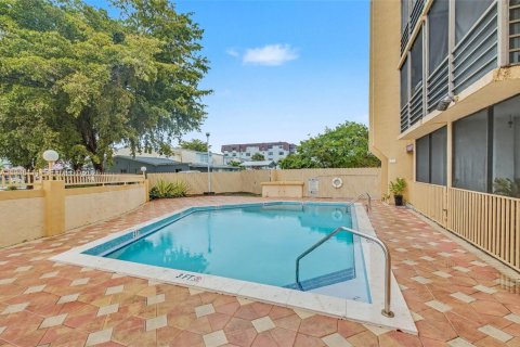 Condominio en venta en Hialeah, Florida, 1 dormitorio, 66.24 m2 № 2002448 - foto 17