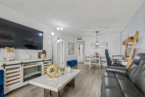 Condominio en venta en Hialeah, Florida, 1 dormitorio, 66.24 m2 № 2002448 - foto 5