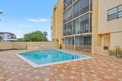 Condominio en venta en Hialeah, Florida, 1 dormitorio, 66.24 m2 № 2002448 - foto 18