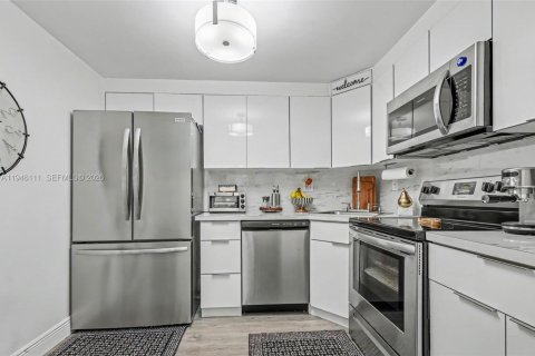 Condominio en venta en Hialeah, Florida, 1 dormitorio, 66.24 m2 № 2002448 - foto 10