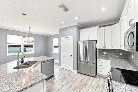 House in Osteen, Florida 4 bedrooms, 199.18 sq.m. № 2198038 - photo 4