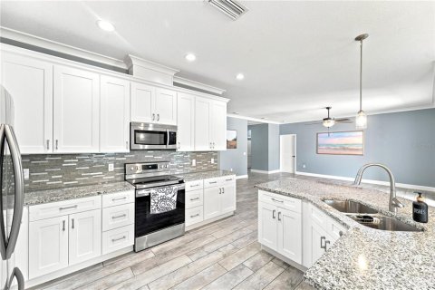 House in Osteen, Florida 4 bedrooms, 199.18 sq.m. № 2198038 - photo 7