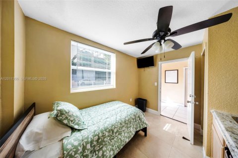 Commercial property in Miami, Florida № 2075153 - photo 4